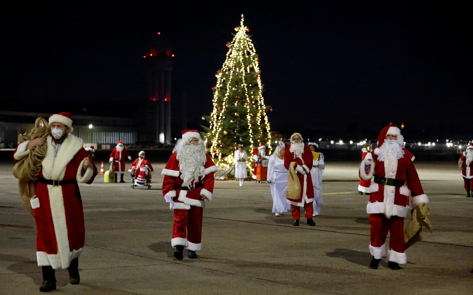 Άγιος Βασίλης έρχεται, με μάσκα στη γενειάδα (εικόνες)-2