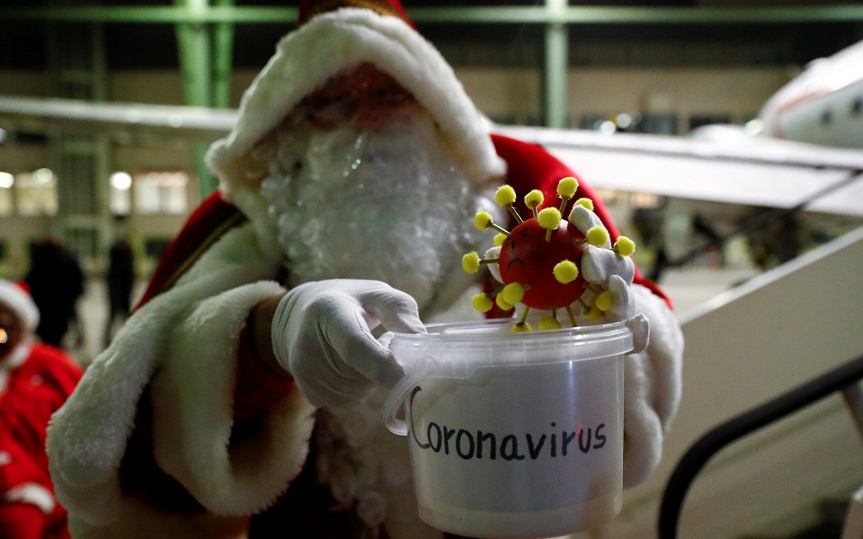 Άγιος Βασίλης έρχεται, με μάσκα στη γενειάδα (εικόνες)-3