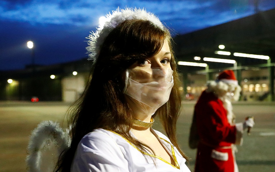 Άγιος Βασίλης έρχεται, με μάσκα στη γενειάδα (εικόνες)-4