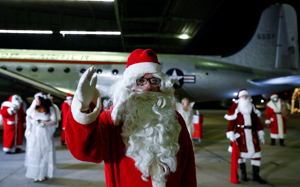 Άγιος Βασίλης έρχεται, με μάσκα στη γενειάδα (εικόνες)-5