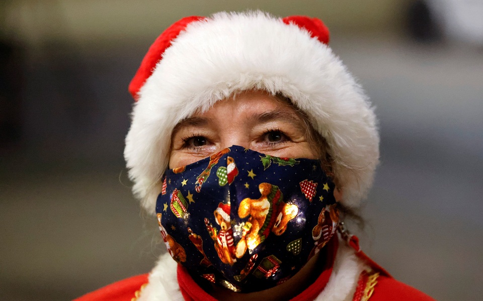 Άγιος Βασίλης έρχεται, με μάσκα στη γενειάδα (εικόνες)-1
