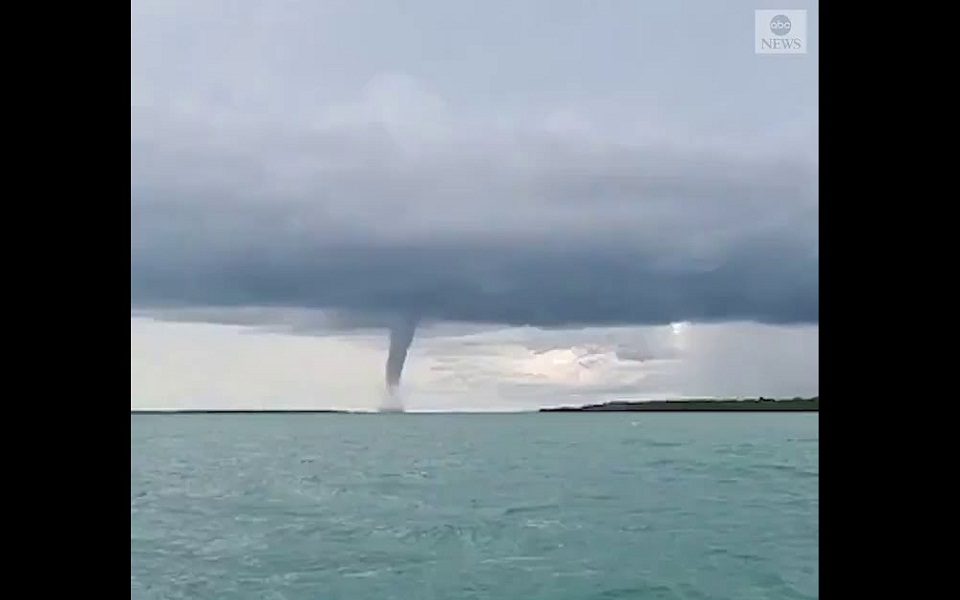 τι-κάνεις-αν-δεις-τη-θάλασσα-να-σηκώνετ-561191926
