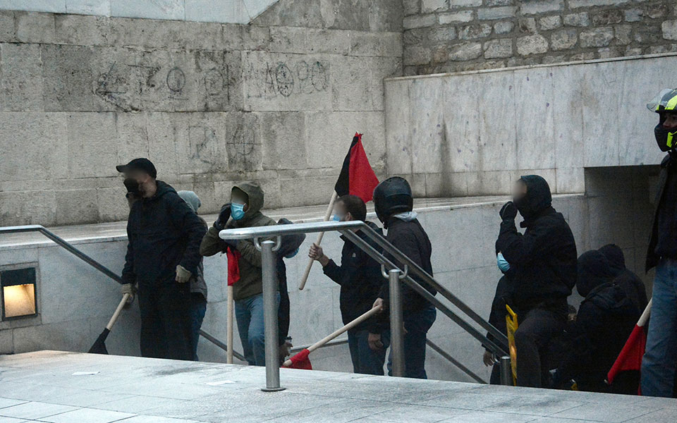 Ένταση και προσαγωγές στο Σύνταγμα-1