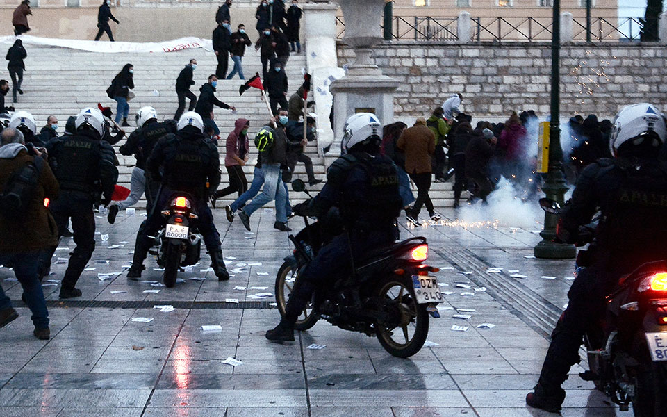 ένταση-και-προσαγωγές-στο-σύνταγμα-561184747