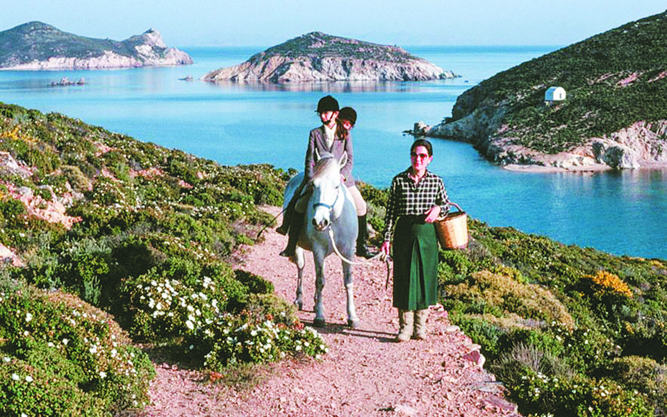 ντίνα-μακέιμπ-αποχαιρετίζοντας-μια-ε-561193150