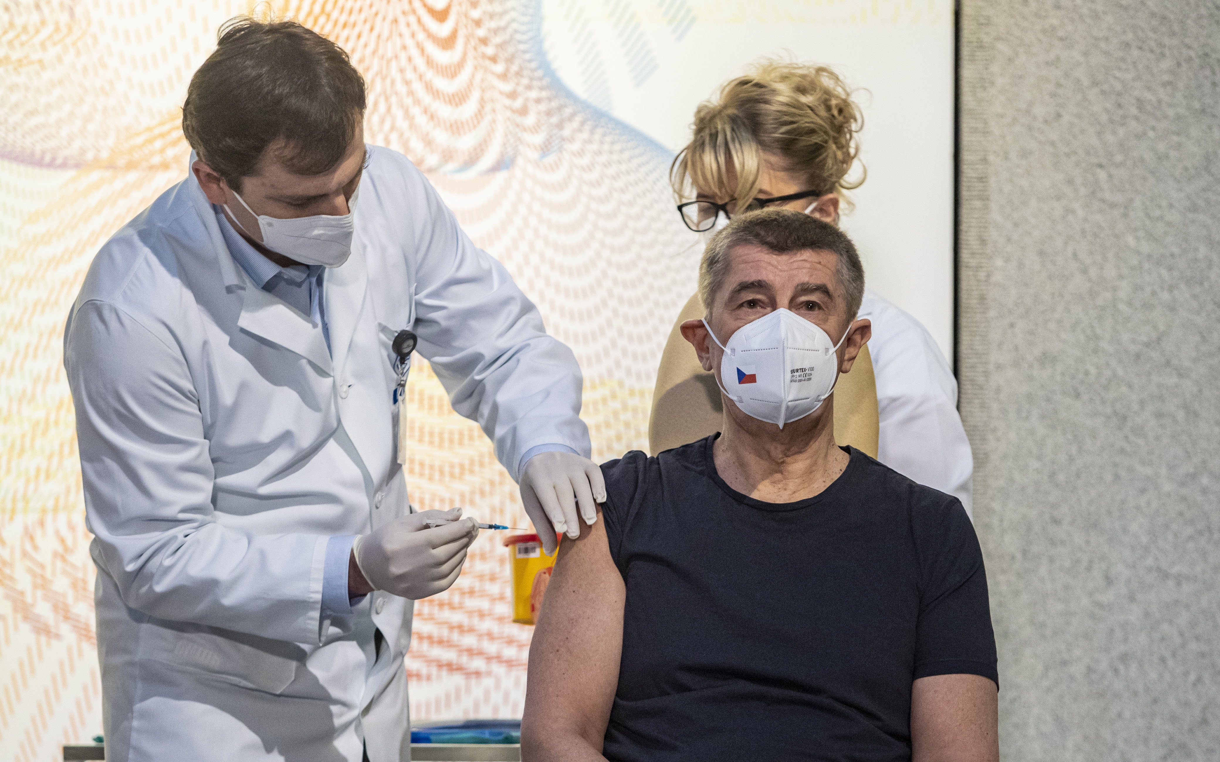 Η Ευρώπη θωρακίζεται – Εικόνες από τους πρώτους εμβολιασμούς-5