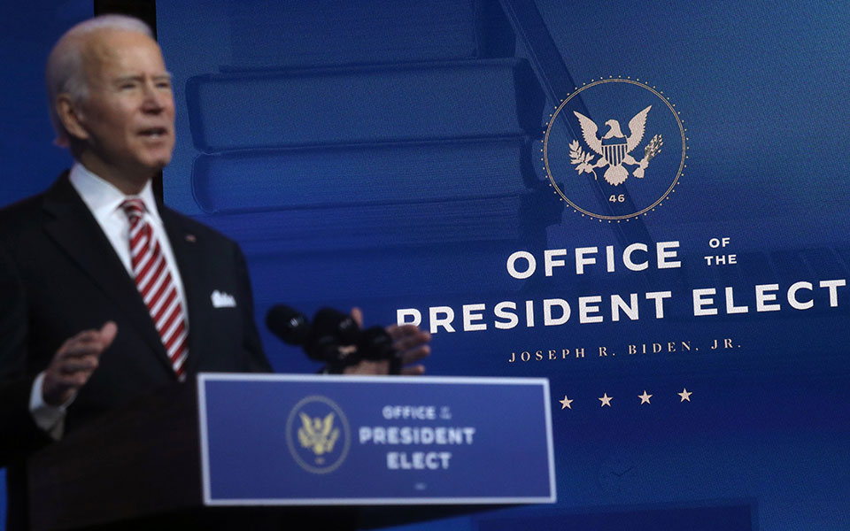 μπάιντεν-βολές-σε-τραμπ-για-το-οικονομ-561208324