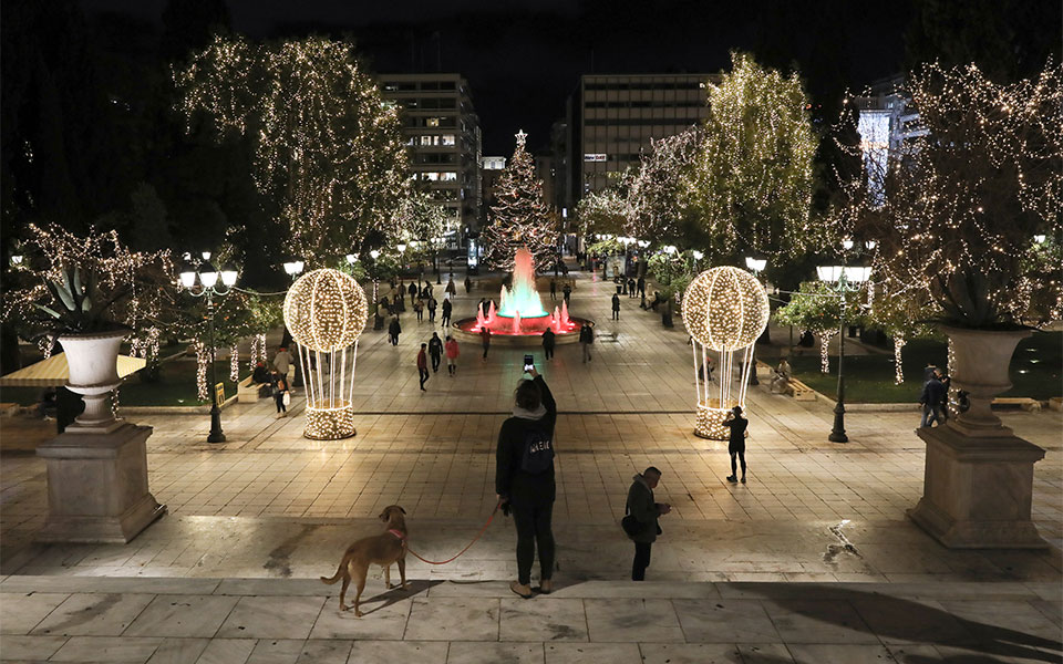Μια διαφορετική φωταγώγηση του δέντρου στο Σύνταγμα (βίντεο)-3
