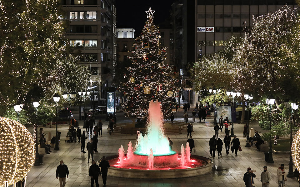 μια-διαφορετική-φωταγώγηση-του-δέντρ-561195184