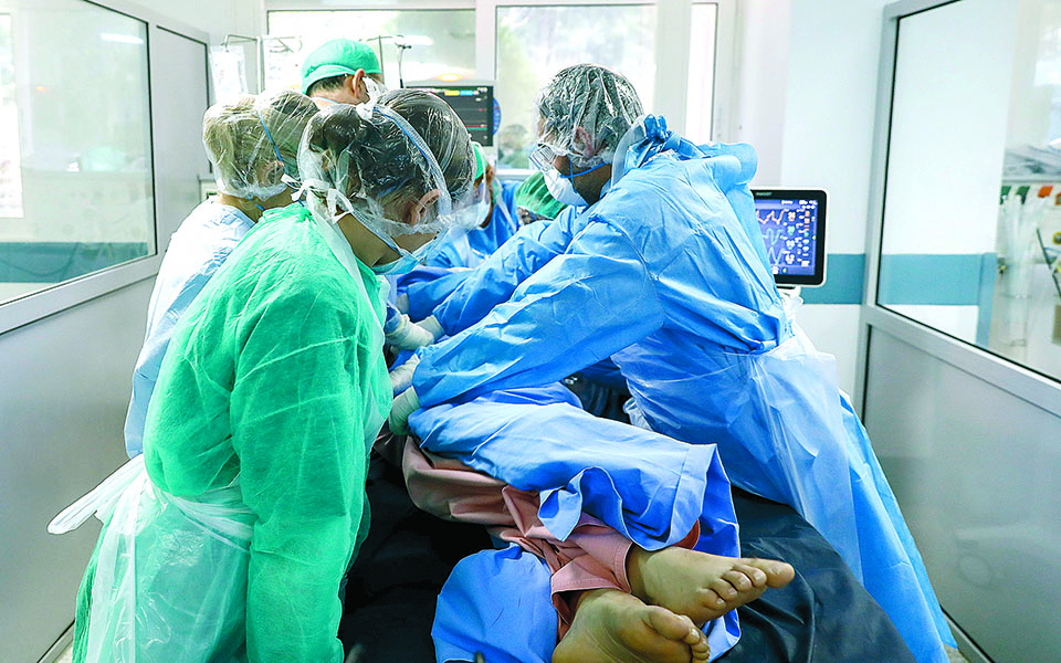 η-μάχη-με-τον-ιό-και-την-εξάντληση-561193603