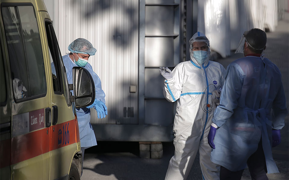 κορωνοϊός-είναι-σαν-να-πέφτει-κάθε-μέ-561183853