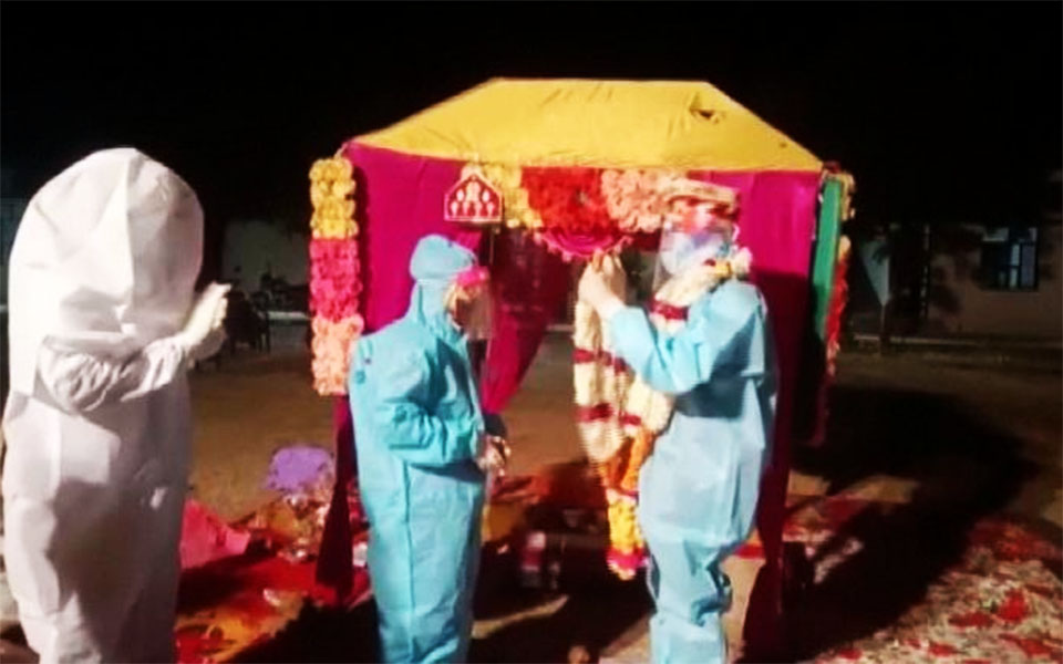 ινδία-γάμος-με-στολές-και-μάσκες-και-τη-561209959