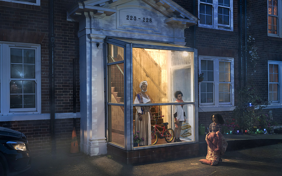 φιγούρες-πίσω-από-το-τζάμι-561192175