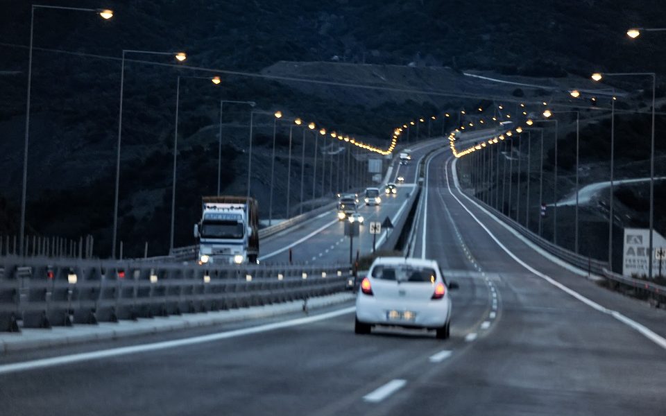 μία-δεσμευτική-προσφορά-για-την-εγνατ-561192352