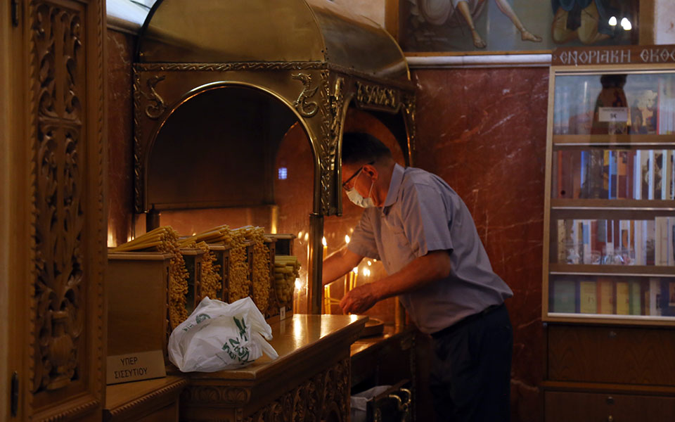 θ-τσακρής-προς-αύξηση-του-ορίου-ατόμων-561195862