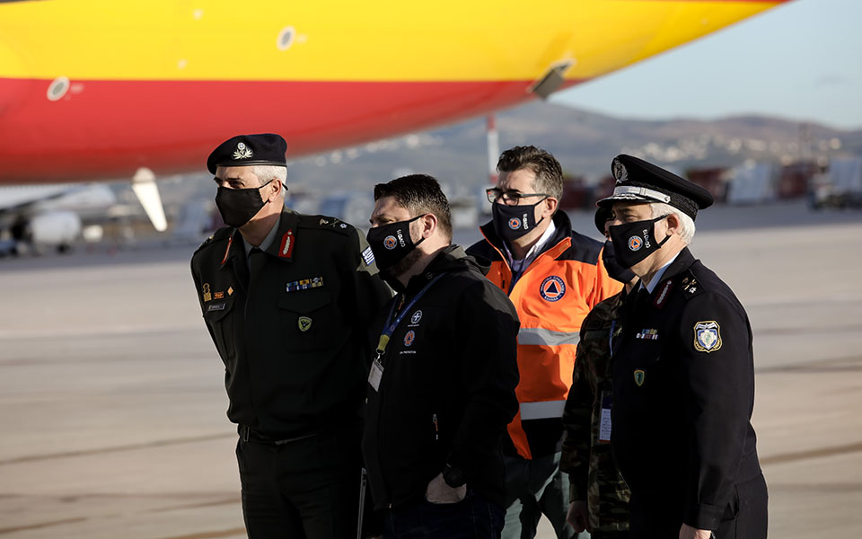 Στην Αθήνα η ειδική πτήση με 83.850 δόσεις του εμβολίου-3