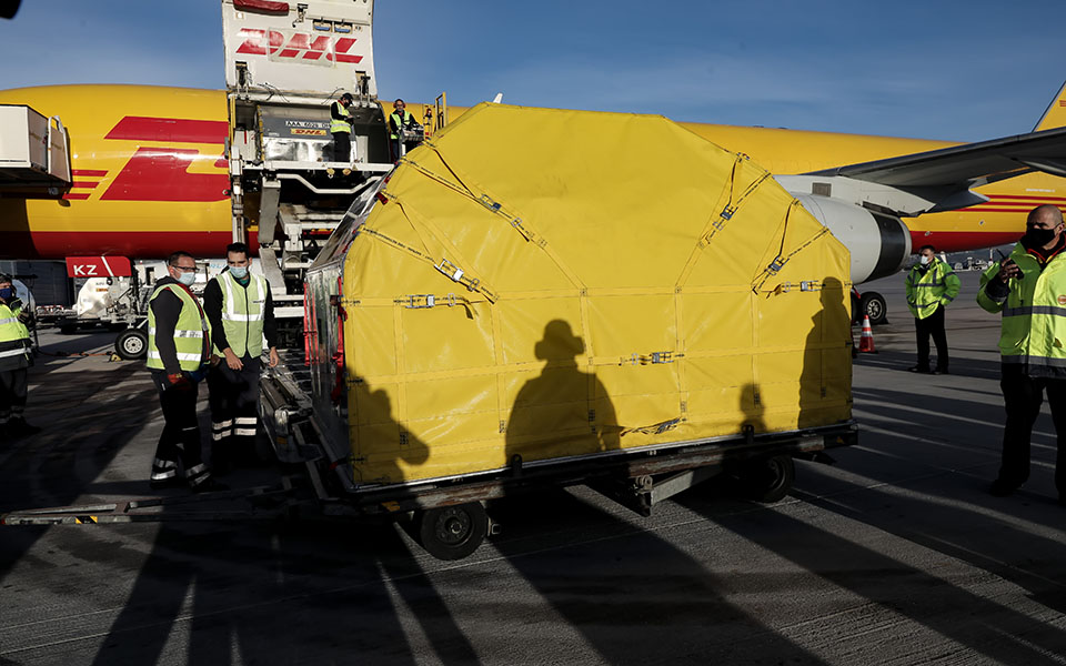 Στην Αθήνα η ειδική πτήση με 83.850 δόσεις του εμβολίου-4