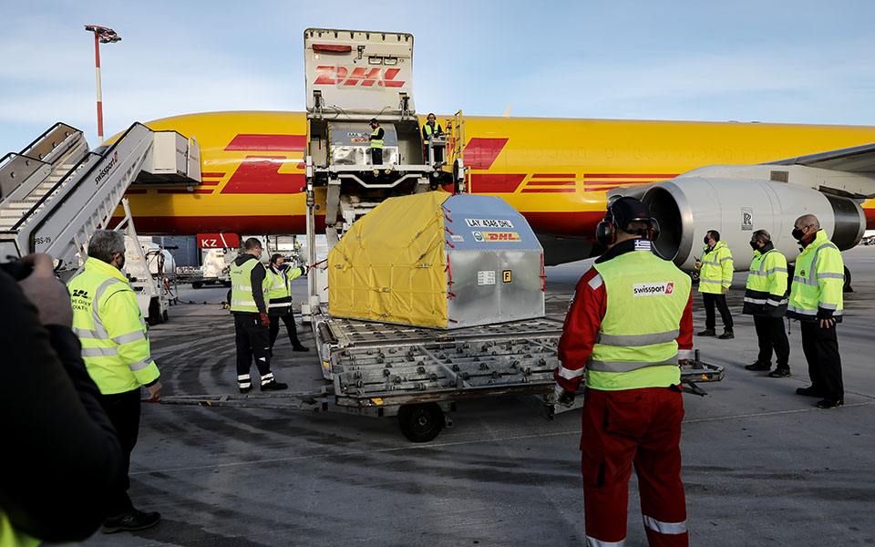 Στην Αθήνα η ειδική πτήση με 83.850 δόσεις του εμβολίου-5