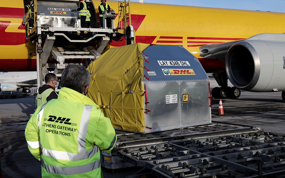 Στην Αθήνα η ειδική πτήση με 83.850 δόσεις του εμβολίου-6