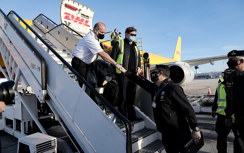 Στην Αθήνα η ειδική πτήση με 83.850 δόσεις του εμβολίου-1