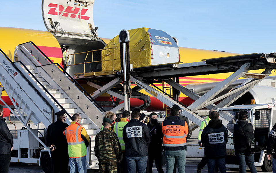 Στην Αθήνα η ειδική πτήση με 83.850 δόσεις του εμβολίου-7