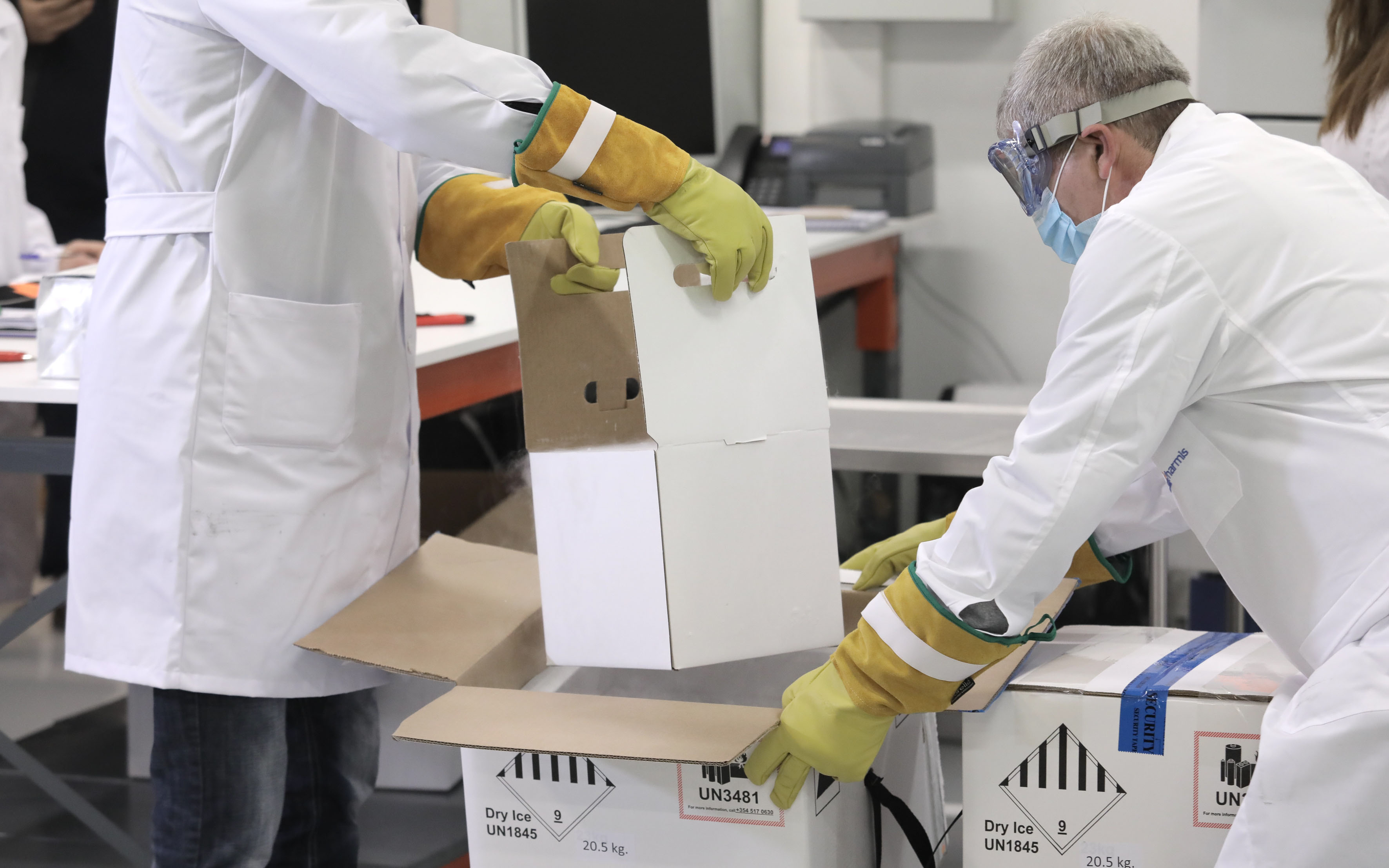 Έφτασαν στην Αθήνα τα εμβόλια – Επί ποδός ο κρατικός μηχανισμός για τη διανομή τους-2