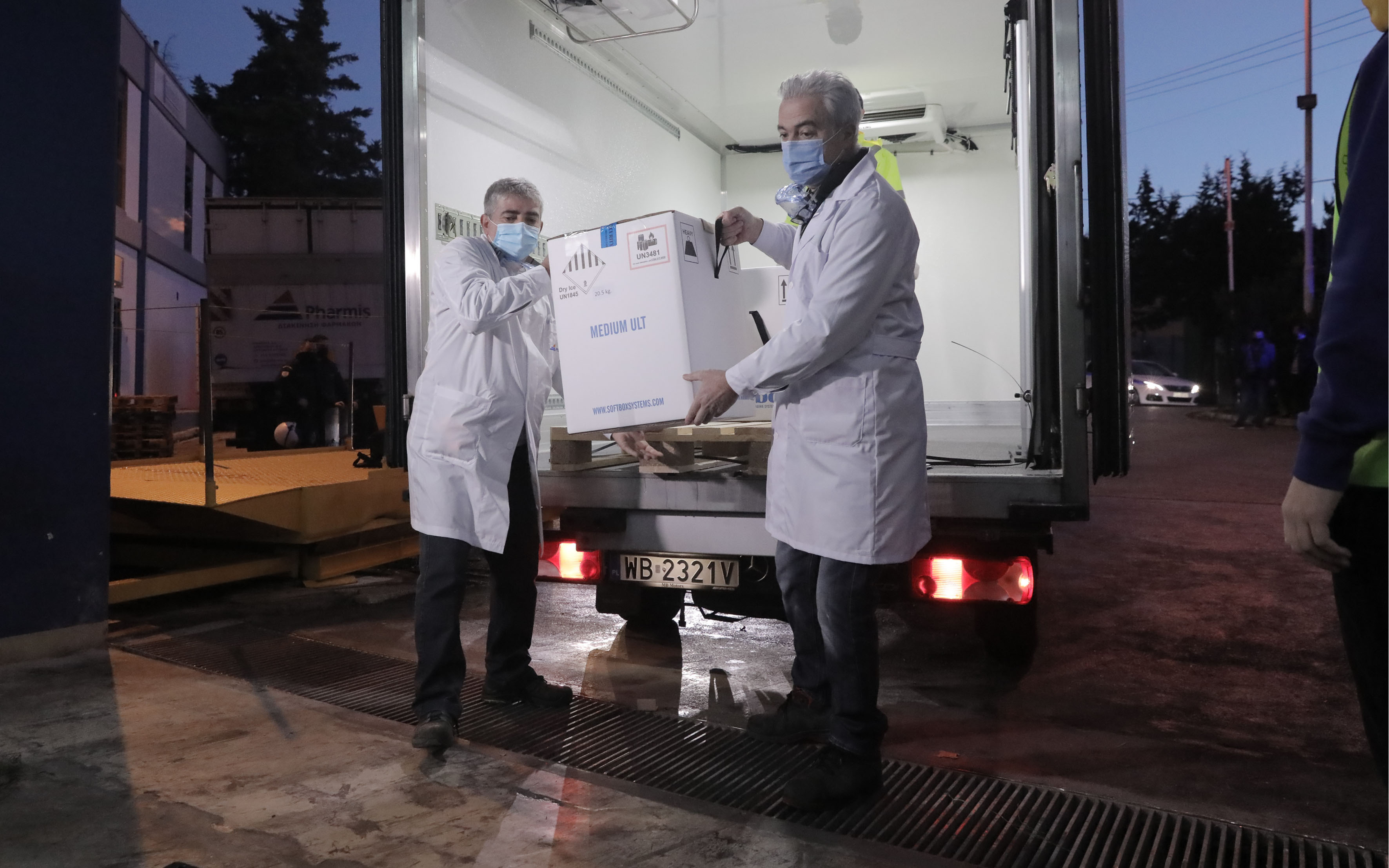 Έφτασαν στην Αθήνα τα εμβόλια – Επί ποδός ο κρατικός μηχανισμός για τη διανομή τους-4