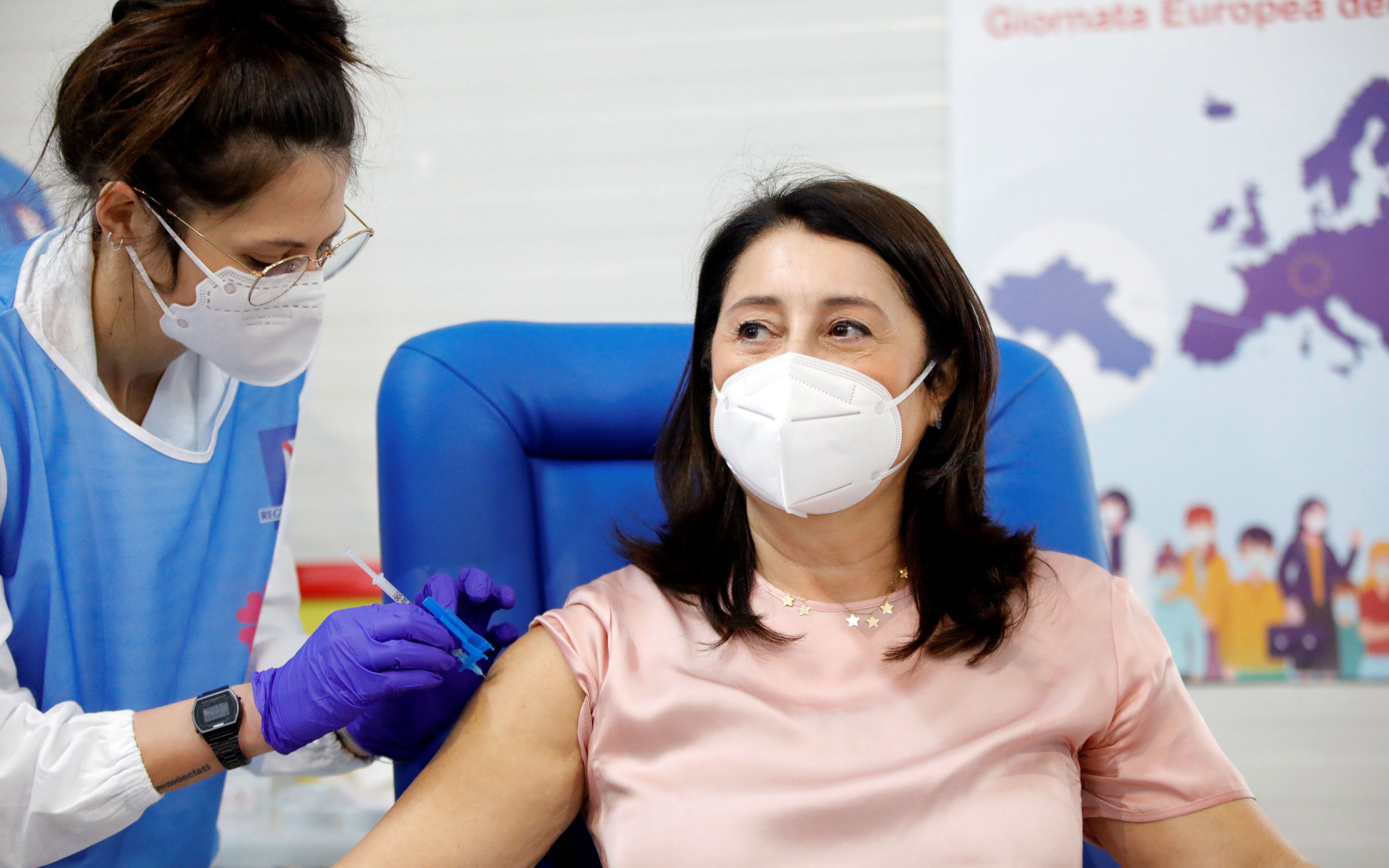 Η Ευρώπη θωρακίζεται – Εικόνες από τους πρώτους εμβολιασμούς-1