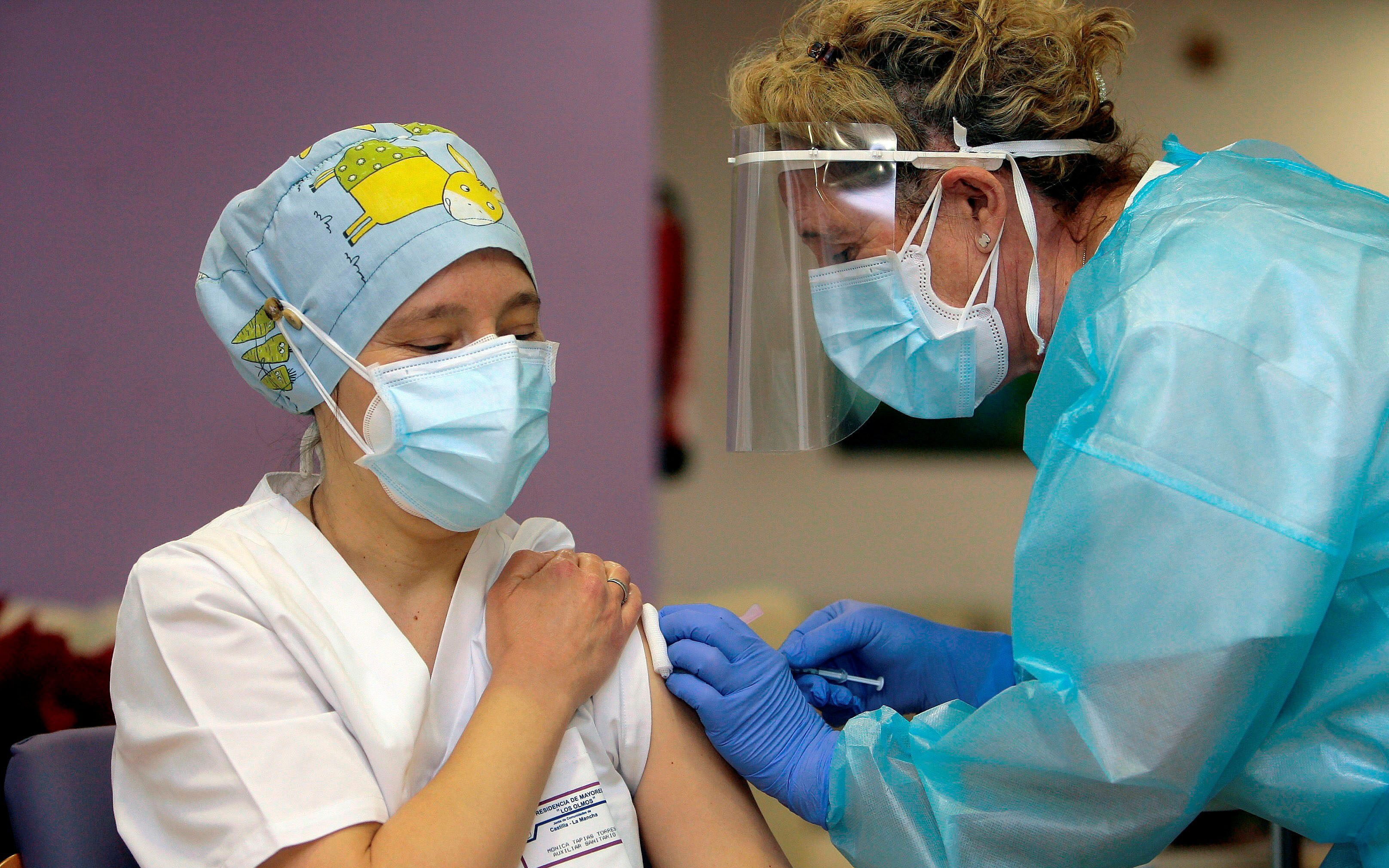 Η Ευρώπη θωρακίζεται – Εικόνες από τους πρώτους εμβολιασμούς-3