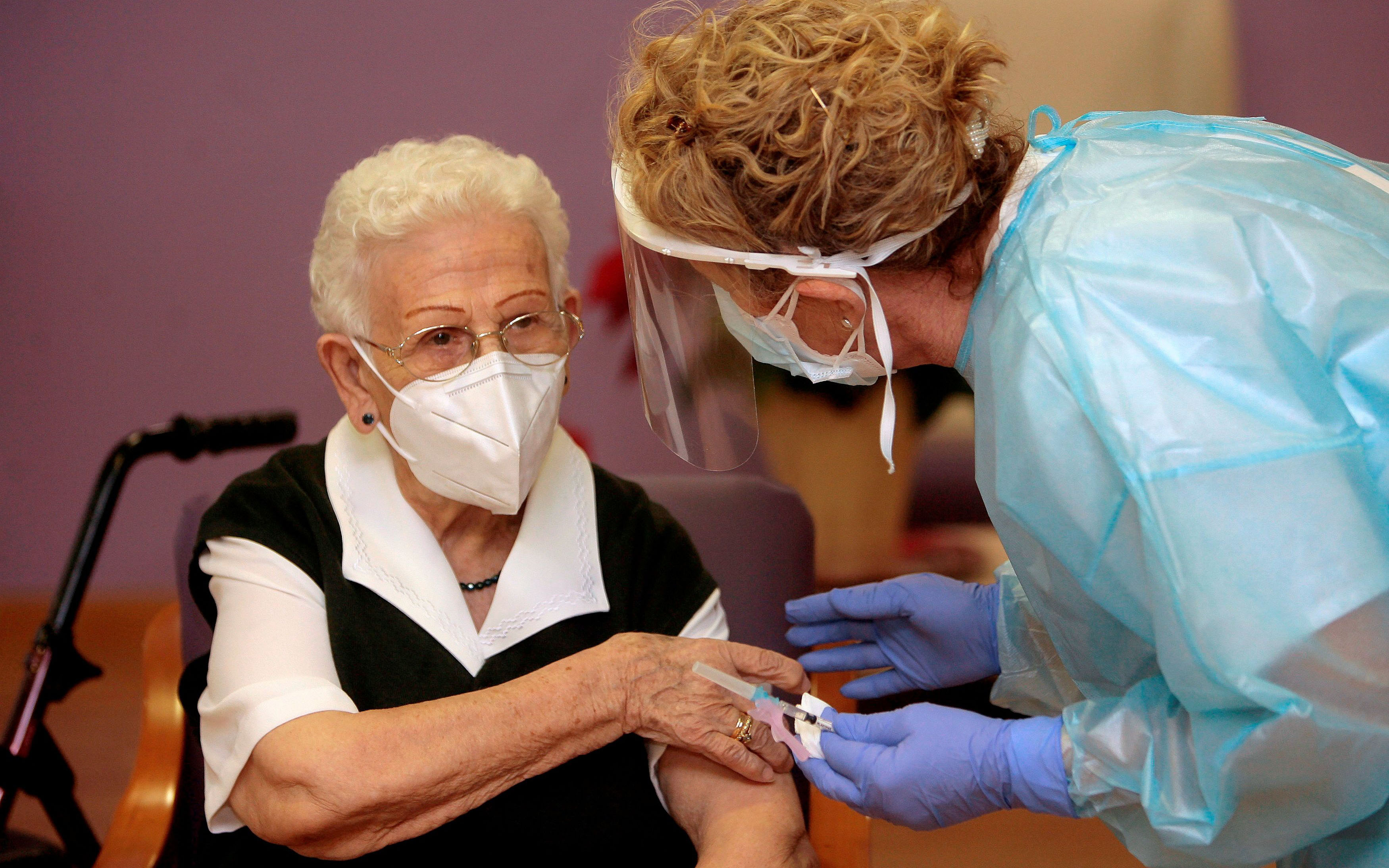 Η Ευρώπη θωρακίζεται – Εικόνες από τους πρώτους εμβολιασμούς-2