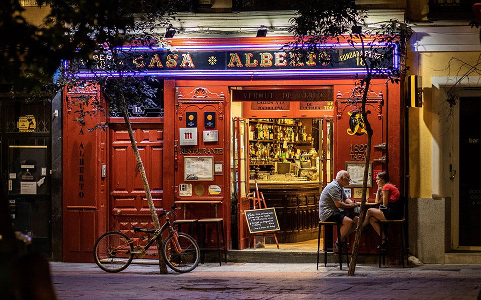 γράψτα-πελάτες-μπαρ-προπληρώνουν-τ-561184165