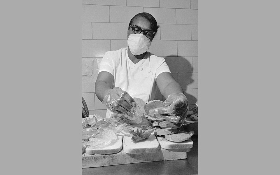 η-μάσκα-και-τα-γάντια-μιας-ξεχασμένης-π-561183985