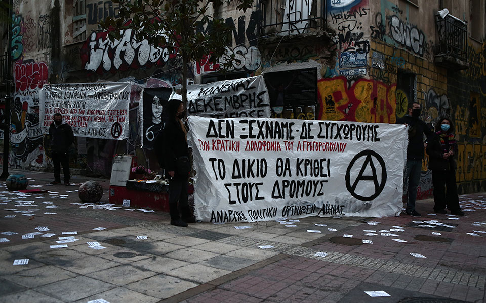 Ένταση στα Εξάρχεια- Νέες προσαγωγές στην πολυκατοικία της Τσαμαδού-2