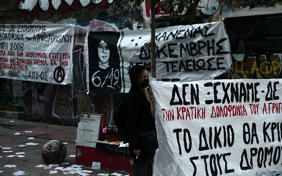 Ένταση στα Εξάρχεια- Νέες προσαγωγές στην πολυκατοικία της Τσαμαδού-3