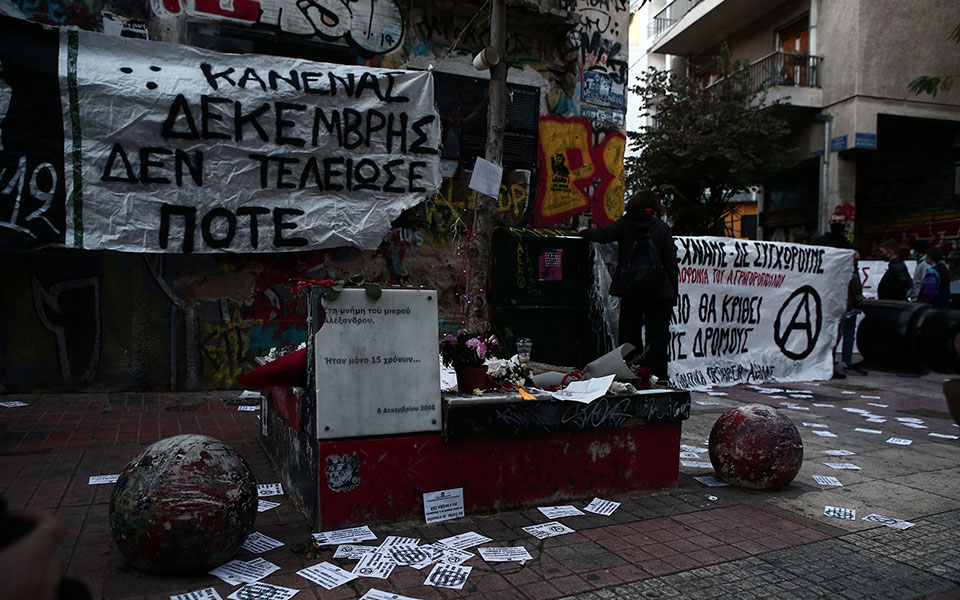Ένταση στα Εξάρχεια- Νέες προσαγωγές στην πολυκατοικία της Τσαμαδού-4