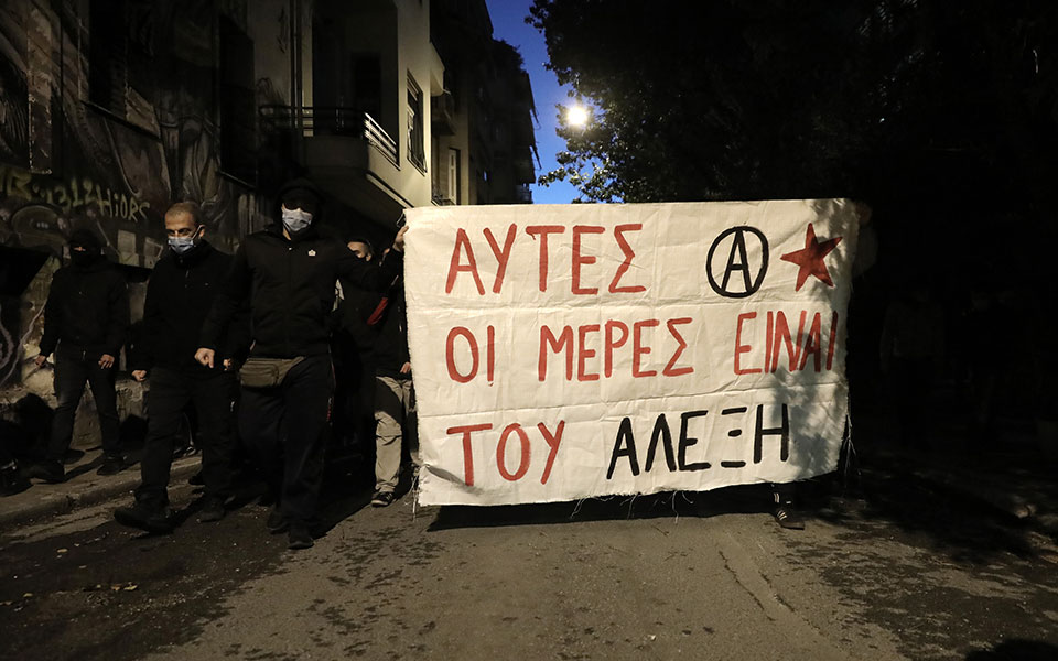 Ένταση στα Εξάρχεια- Νέες προσαγωγές στην πολυκατοικία της Τσαμαδού-1