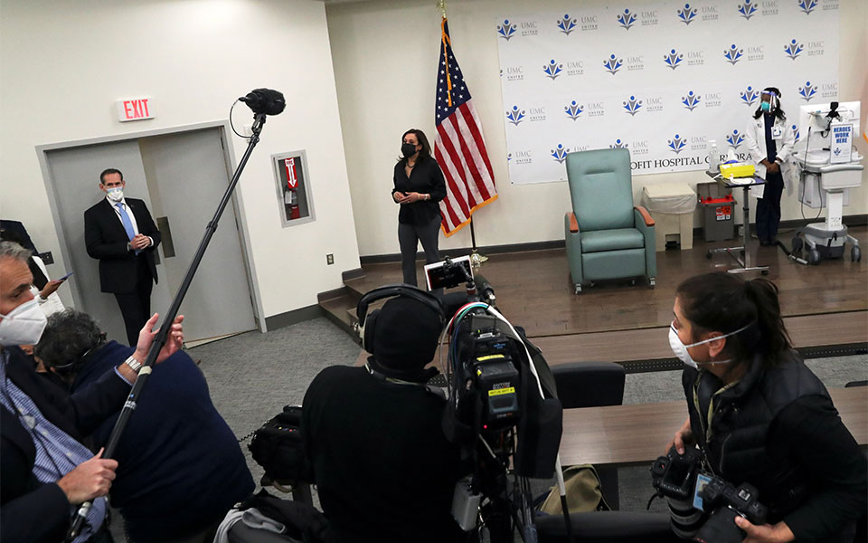 ΗΠΑ: Εμβολιάστηκε η Κάμαλα Χάρις-2