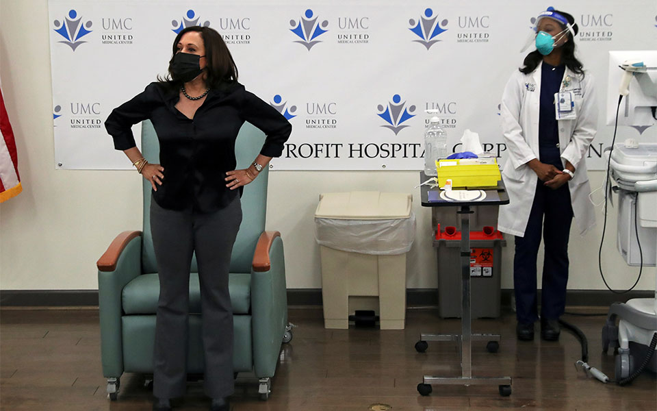 ΗΠΑ: Εμβολιάστηκε η Κάμαλα Χάρις-1