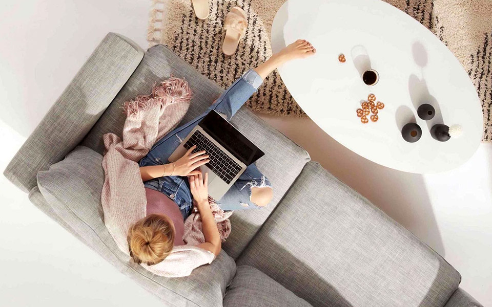 work-from-home-alone-ωδή-στην-εκκωφαντική-απουσία-της-561183760