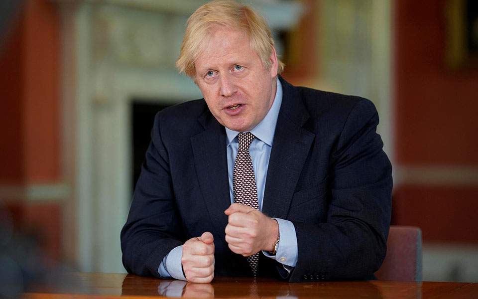 ένα-βήμα-πίσω-από-τον-τζόνσον-561195295