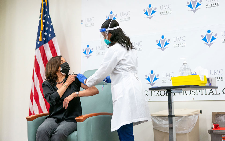 ηπα-εμβολιάστηκε-η-κάμαλα-χάρις-561210640