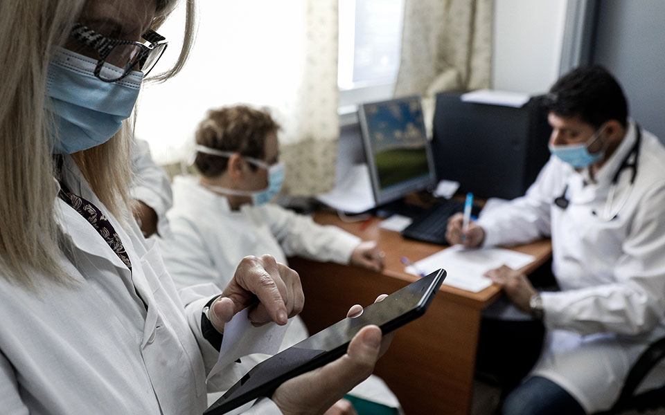 κορωνοϊός-342-κρούσματα-469-διασωληνωμένο-561208543