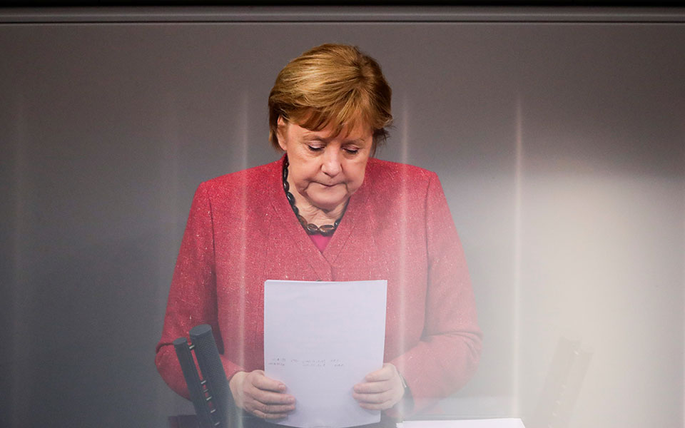 η-μέρκελ-δάκρυσε-στην-προσπάθεια-της-ν-561190591