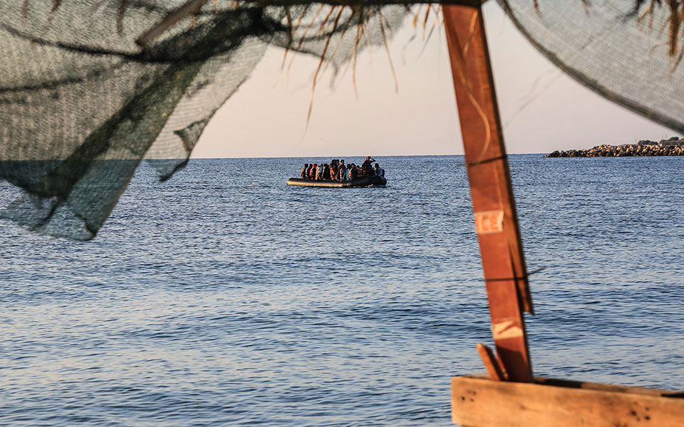 βάρκα-με-μετανάστες-στη-χίο-αιχμές-κ-561189811