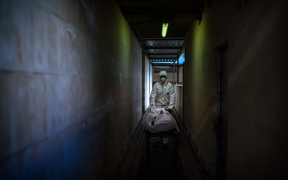 η-αδυσώπητη-επέλαση-του-κορωνοϊού-561179611