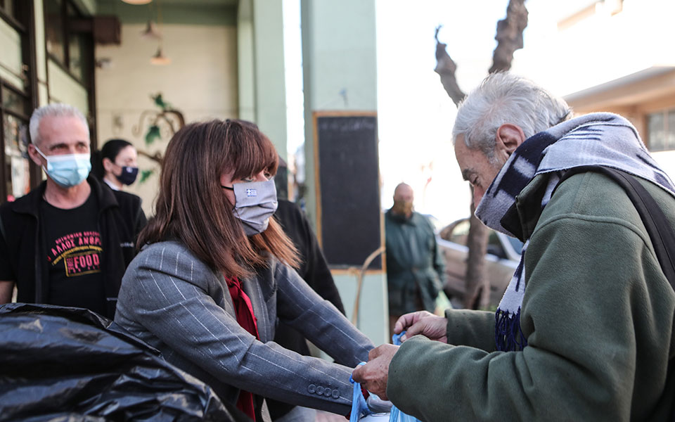 Σε διανομή συσσιτίου συμμετείχε η Κ. Σακελλαροπούλου-3