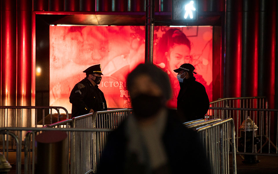 Ο κορωνοϊός δεν εμπόδισε το στόλισμα του δέντρου στο Ροκφέλερ-4