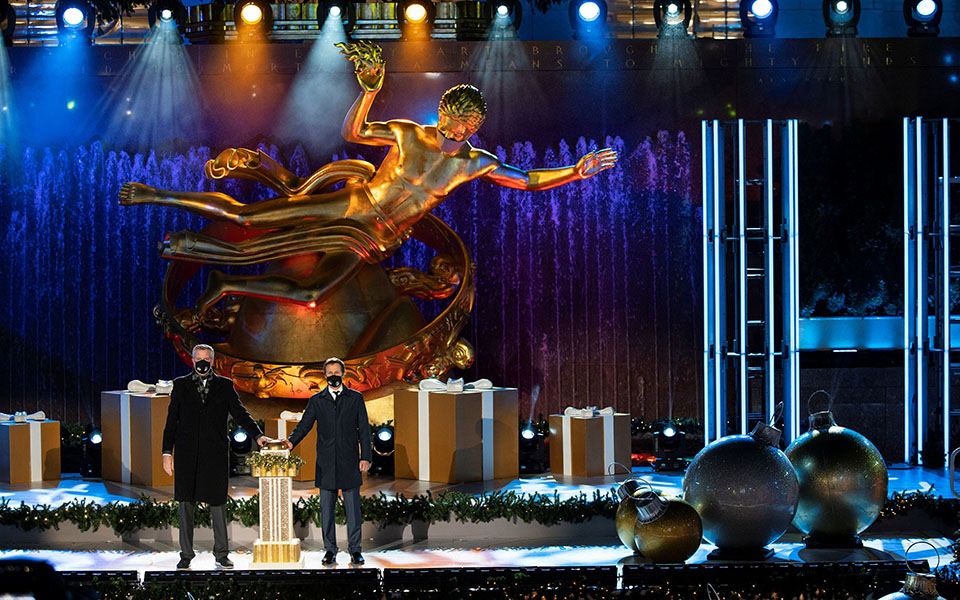 Ο κορωνοϊός δεν εμπόδισε το στόλισμα του δέντρου στο Ροκφέλερ-3