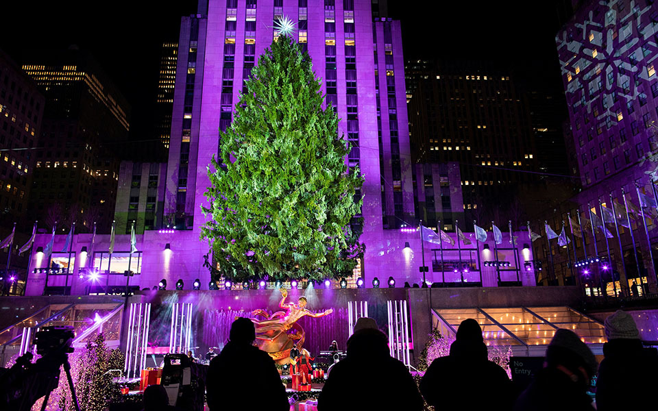 Ο κορωνοϊός δεν εμπόδισε το στόλισμα του δέντρου στο Ροκφέλερ-2