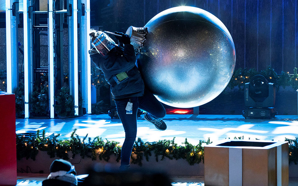 Ο κορωνοϊός δεν εμπόδισε το στόλισμα του δέντρου στο Ροκφέλερ-1